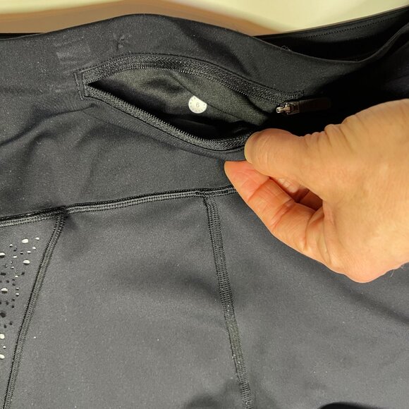 Lululemon Size 6 Colour Me Quick 7/8 Tight Black White Laser Cut - Picture 10 of 13